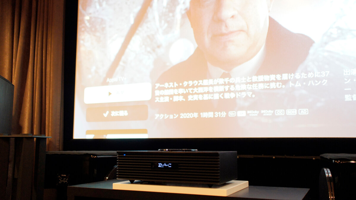 SC-C70MK2とプロジェクターで映像を投影されているスクリーン