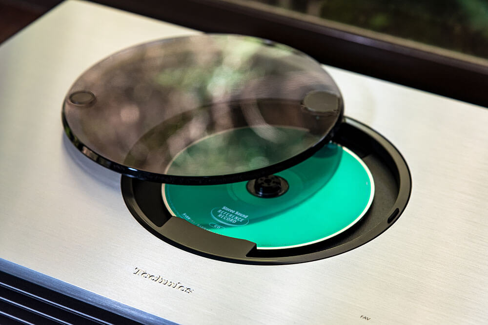 CDが天板にある蓋をスライドして装着する方式のSC-C70MK2