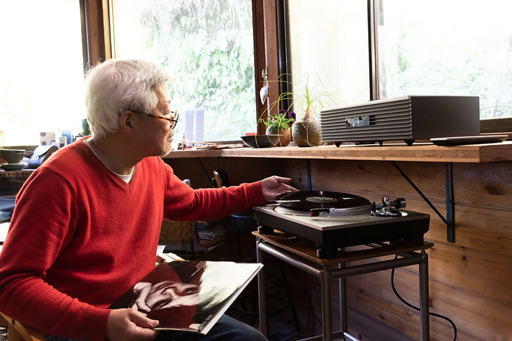 和田邸のリビング窓際に置いてあるSC-C70MK2とその下のSL-1500C
