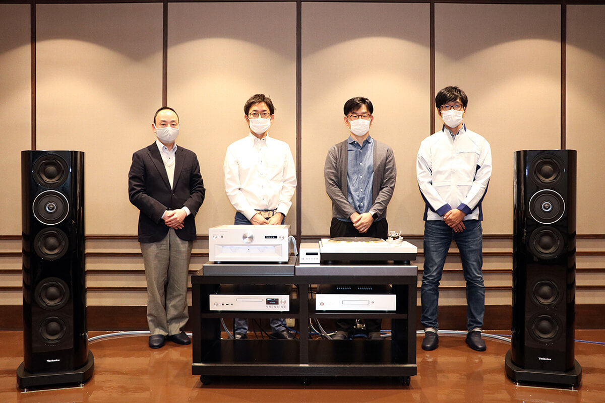 向かって右からパナソニックの水俣氏、同 田口氏、同 奥田氏、本取材を行った鴻池氏