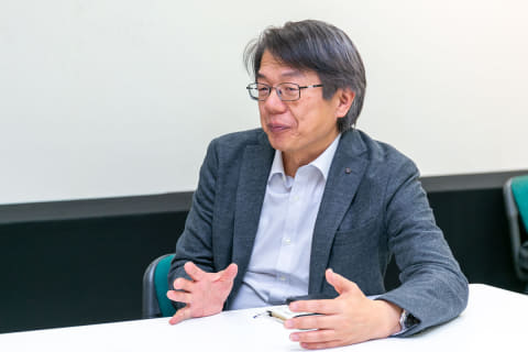 井谷哲也氏が説明している