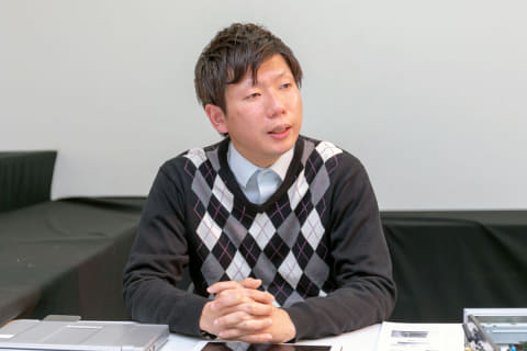 塩田羊佑氏がお話しをしている