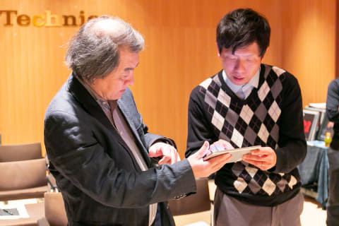 山之内正氏と塩田羊佑氏がお話をしている