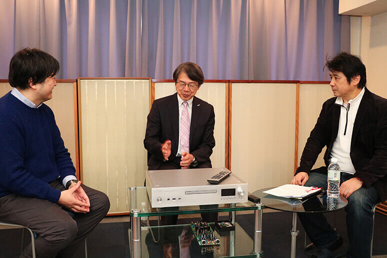 右からオーディオ評論家の鈴木裕氏、テクニクス事業推進室チーフエンジニアの井谷哲也氏、AA誌編集長の伊佐山勝則