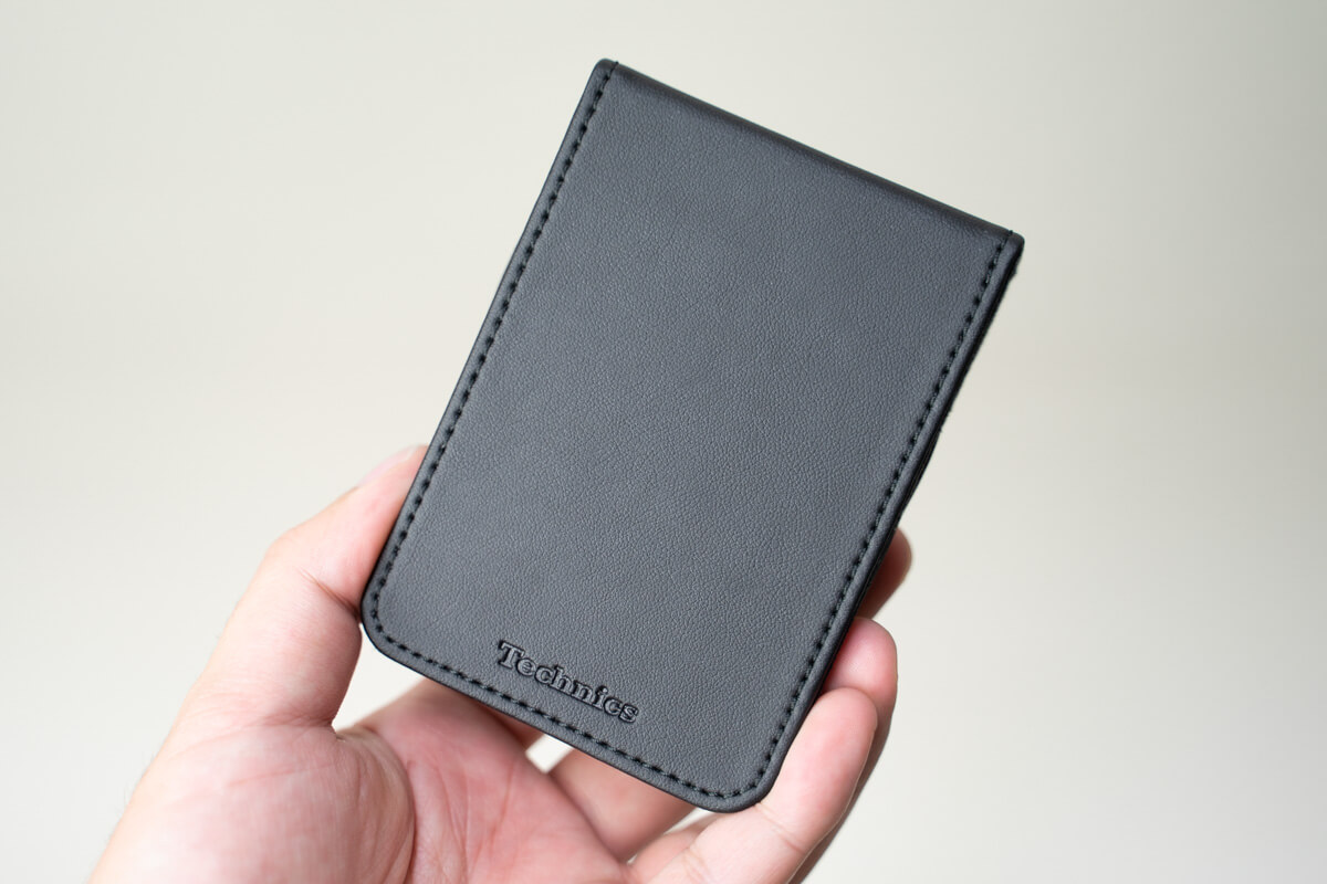 Technicsのロゴが刻印された付属ケース